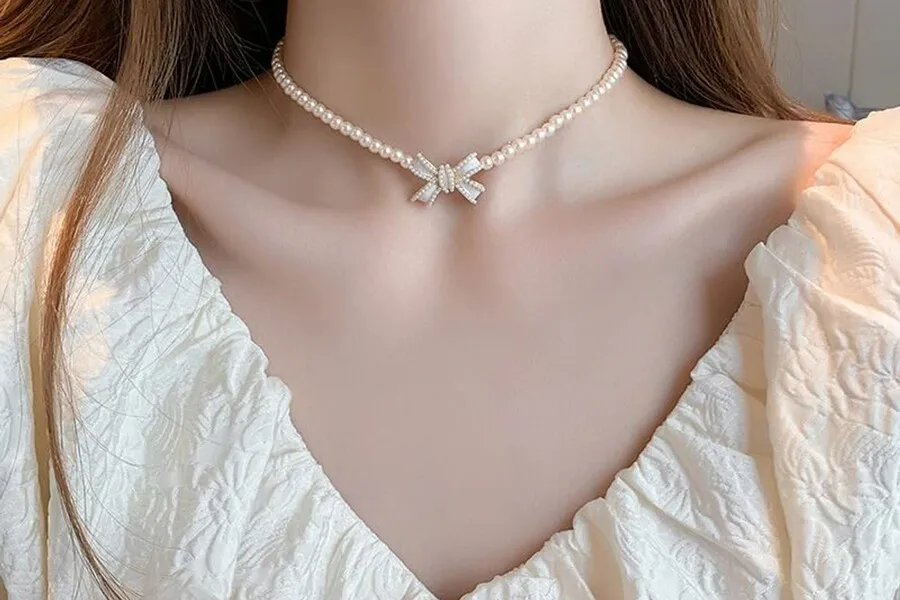 Donna che indossa una collana con nastro di perle coquette