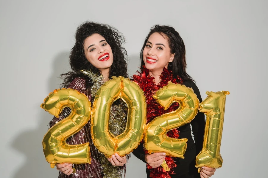 Mujeres sosteniendo globos de año nuevo