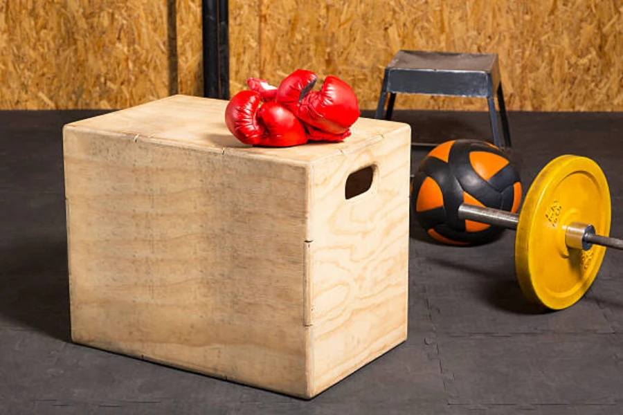 صندوق رقائقي خشبي مع قفازات ملاكمة توضع في الأعلى