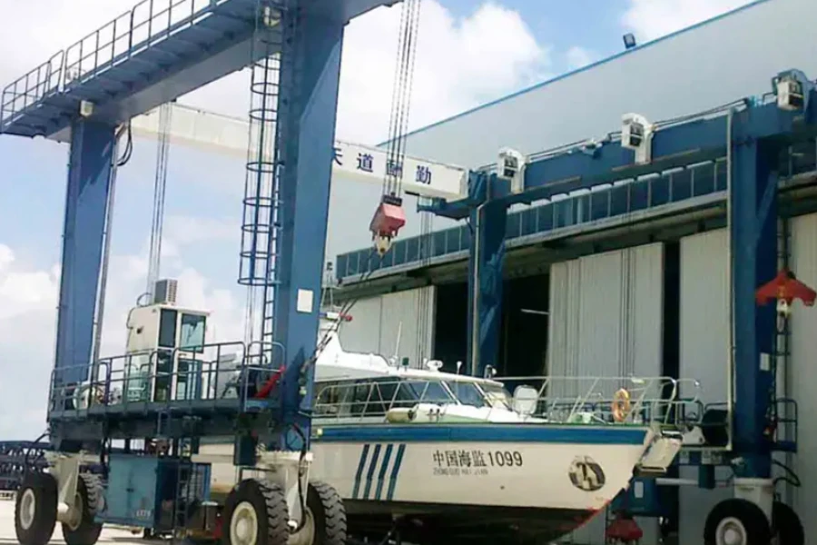 Kapalı kontrol kabinli 350 tonluk MBH tekne portal vinci