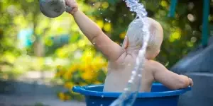 5-tren-produk-mandi-bayi-yang-akan-menempatkan-bayi-t