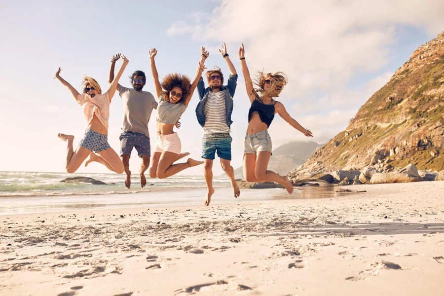 Um grupo de pessoas na praia