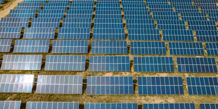 Vista aérea de paneles solares de granja.