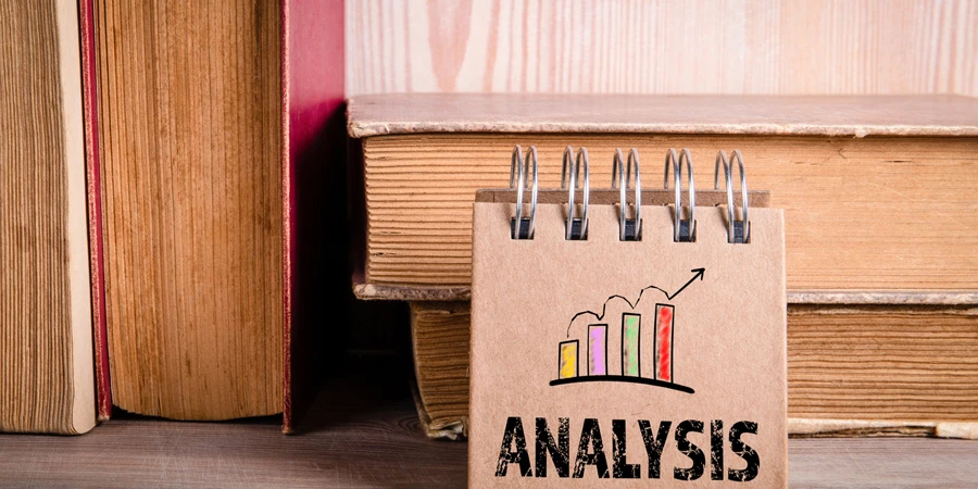 分析。ビジネスレポート、要約、結論および推奨事項のコンセプト