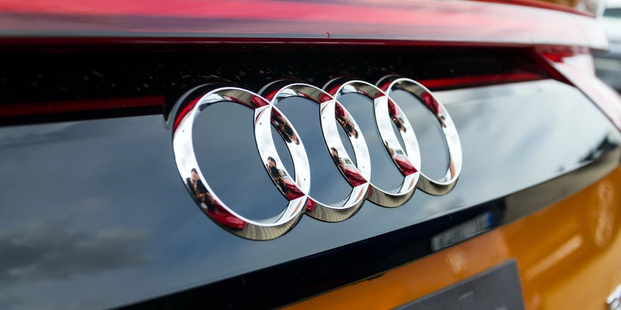 Logotipo de la empresa Audi en el coche
