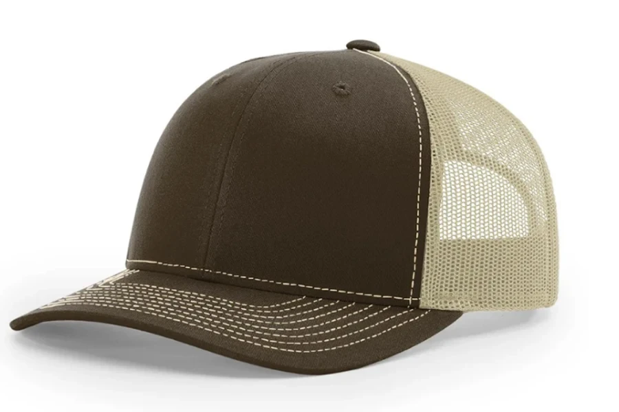 Casquettes de baseball ajustées avec patch en cuir brodé personnalisé et chapeaux de camionneur camouflage