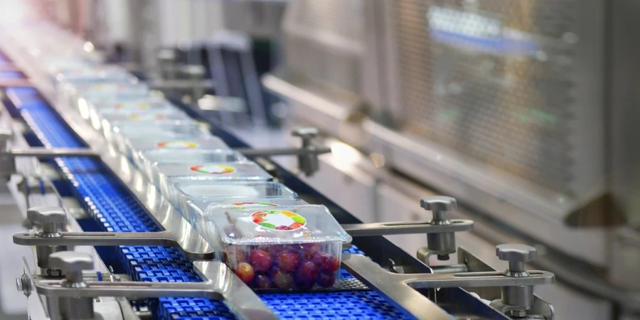 Trasferimento di scatole di prodotti alimentari su sistemi di trasporto automatizzati automazione industriale per confezioni