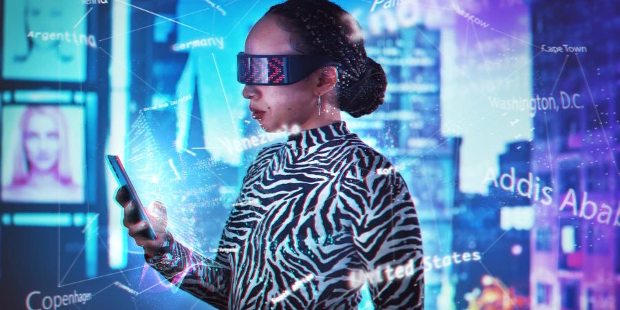 Metaverse, kacamata realitas virtual dan wanita dengan tampilan dasbor telepon untuk transformasi digital