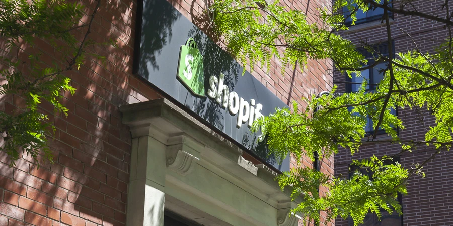 Insegna Shopify sull'edificio della loro filiale a Toronto