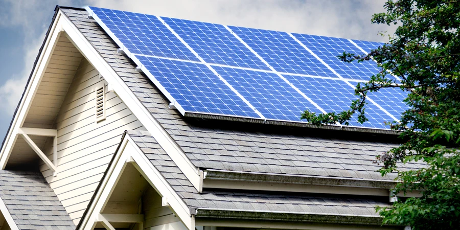 Panneaux solaires sur le toit de la maison