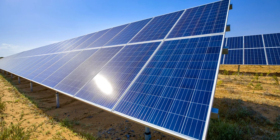 Panel fotovoltaik surya di bawah matahari