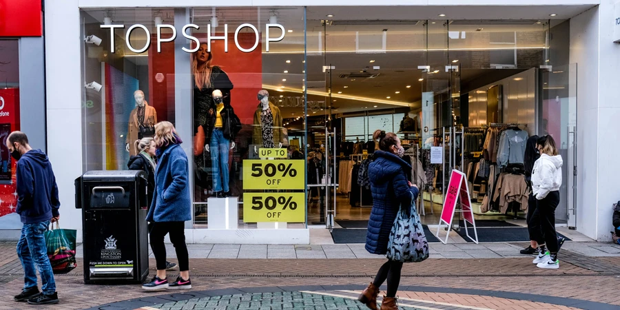 Topshop Fashion Retailer Ladenfront mit vorbeigehenden Käufern