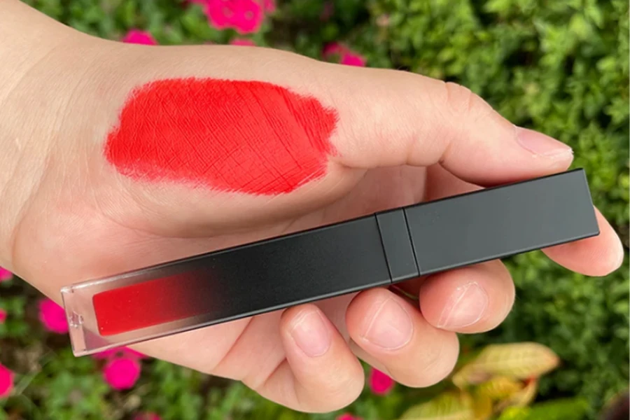 Barra de labios vegana de larga duración color rojo nude libre de crueldad animal