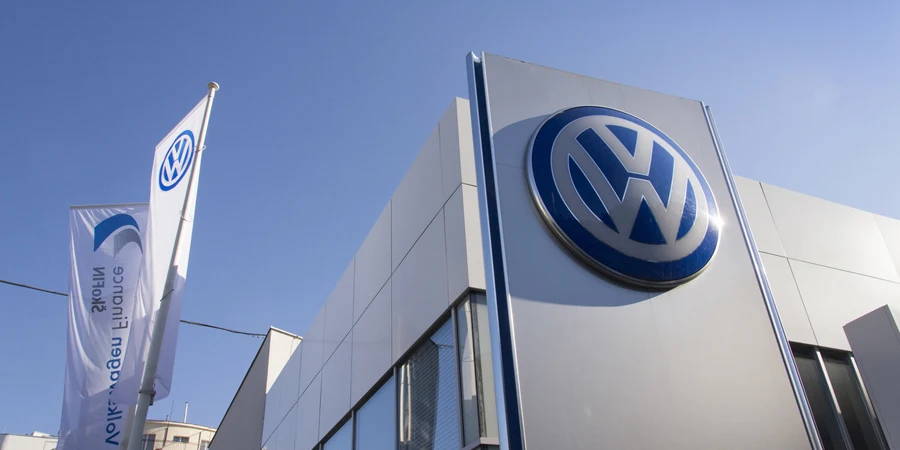Logo des Volkswagen-Automobilherstellers auf einem Gebäude
