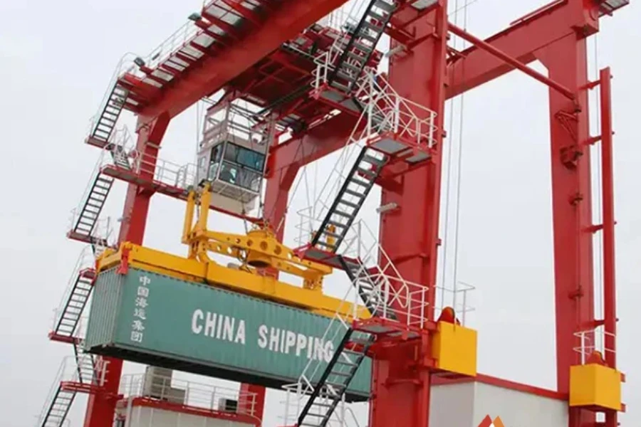 Ein mobiler 65-Tonnen-Portalkran bewegt einen 40-Fuß-Container