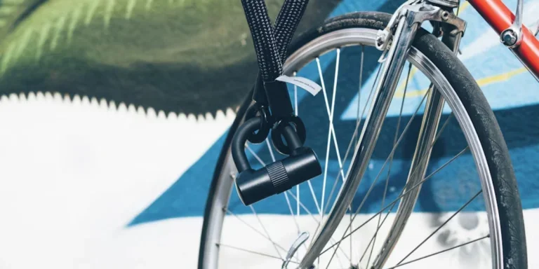 Ein Fahrrad mit einer Doppelschloss-Kombination