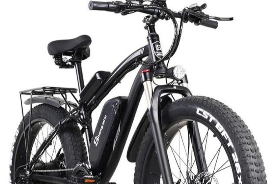 Una bicicleta eléctrica de montaña negra con ruedas grandes.