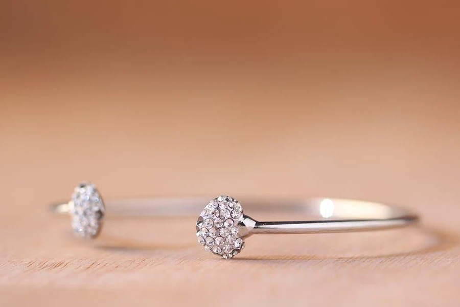 A clasp bracelet with lab-grown diamonds