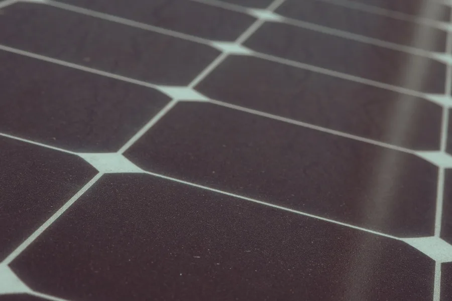 Une photo en gros plan d’un panneau solaire monocristallin
