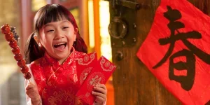 a kid got a red bag at lunar new year