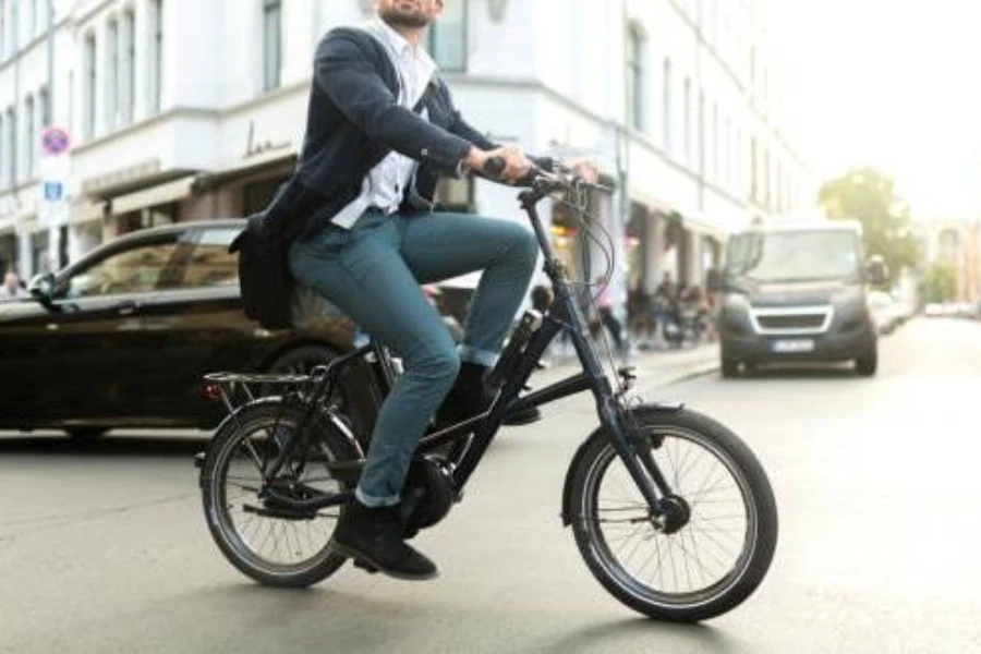 Un hombre montando una bicicleta eléctrica.