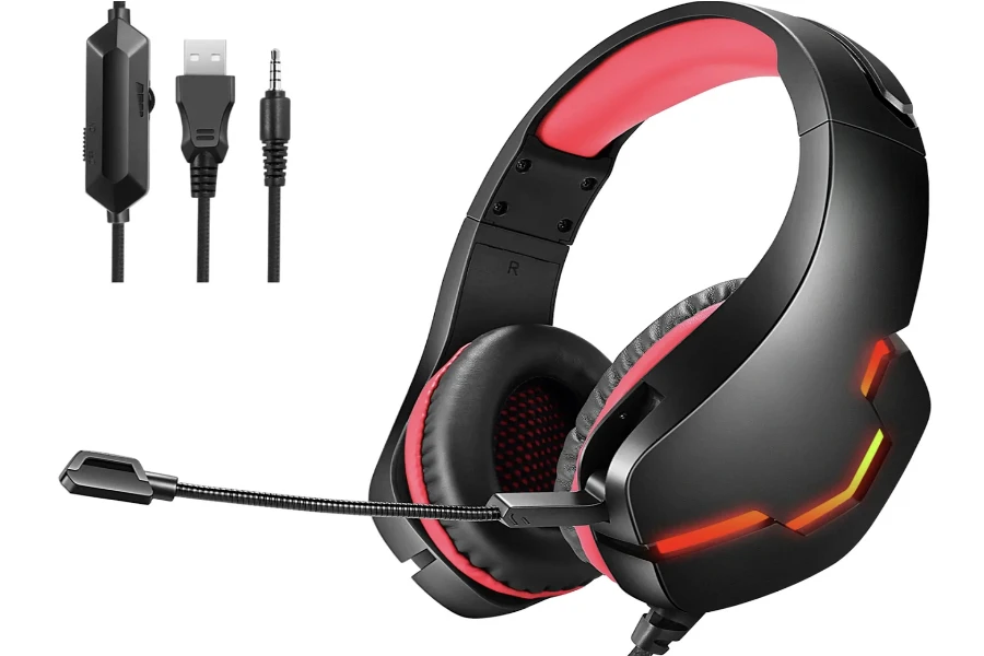 Um headset para jogos vermelho e preto