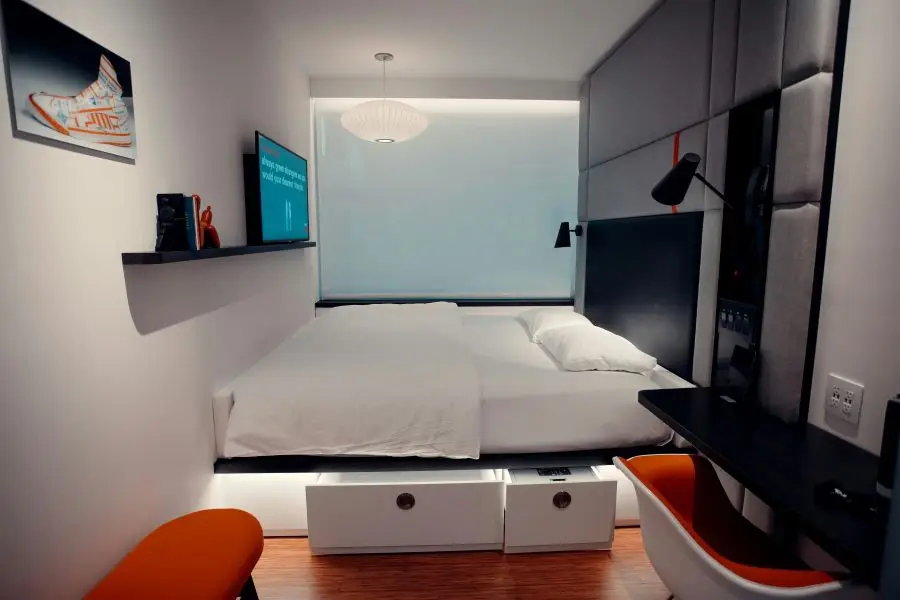 Un lit blanc avec tiroirs de rangement