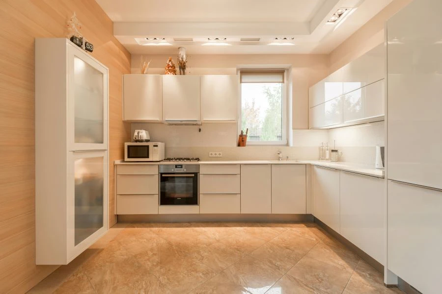 Um design de interiores de uma cozinha minimalista