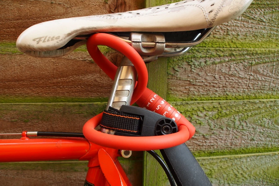 Un candado de cable naranja en una bicicleta.