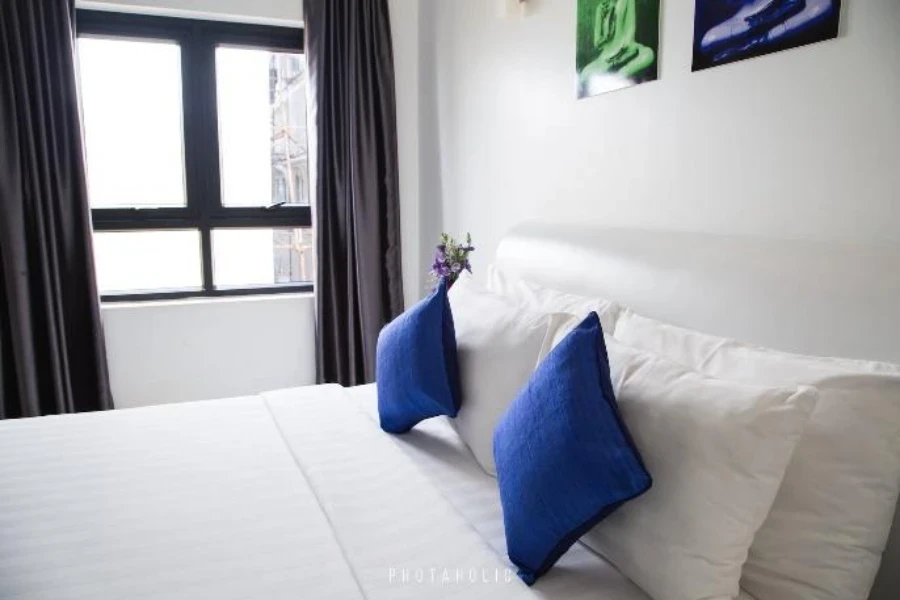 Ventanas de dormitorio con cortinas largas de seda gris.