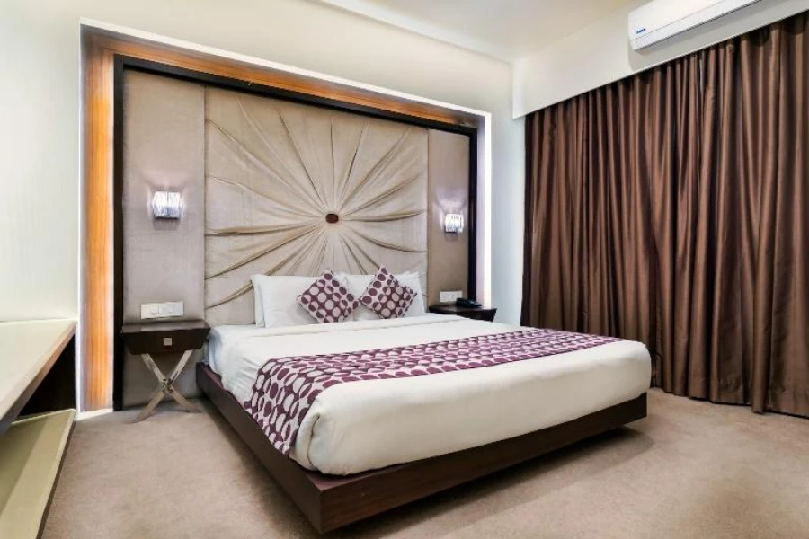Dormitorio con cortinas opacas de satén marrón.