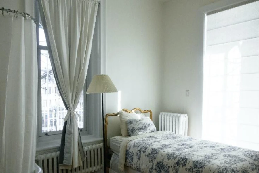 Kamar tidur dengan tirai dua warna putih dan abu-abu