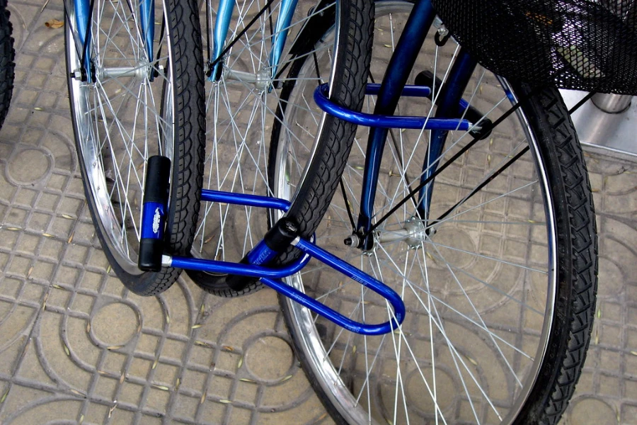 Üç mavi D kilitli bisikletler