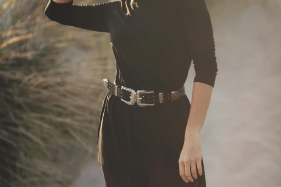 Cinturón occidental de mujer con doble hebilla de cuero negro