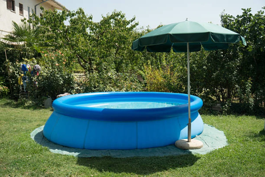 Blauer aufblasbarer Pool für Erwachsene mit aufgestelltem Sonnenschirm