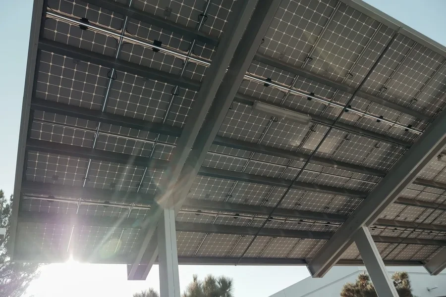 Close de painéis solares instalados sem materiais de cobertura por baixo