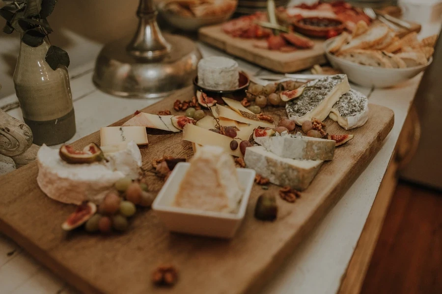 Diversi tipi di formaggio su un tagliere di salumi