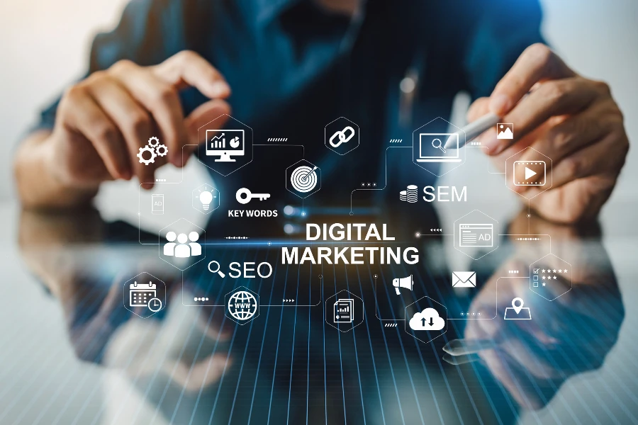 MARKETING DIGITALE su schermo virtuale con icone che rappresentano il marketing