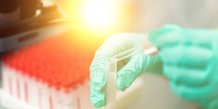 penetes dalam tabung penelitian di laboratorium untuk penelitian kimia di bidang kedokteran dan bioteknologi