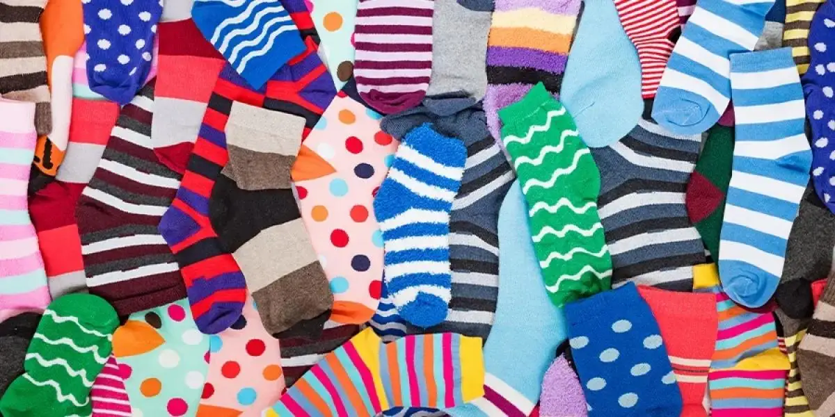 un conjunto de calcetines de colores con diferentes patrones