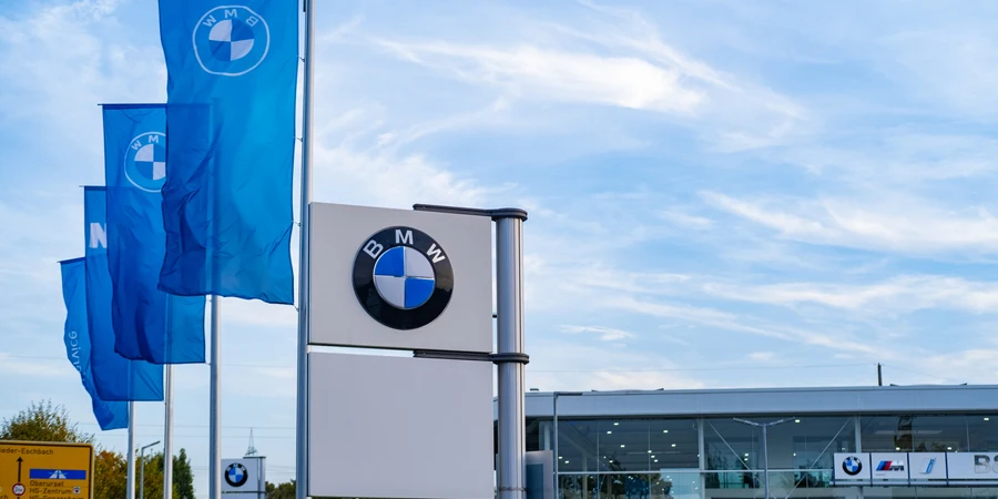 Flaggen des deutschen Konzerns BMW Group