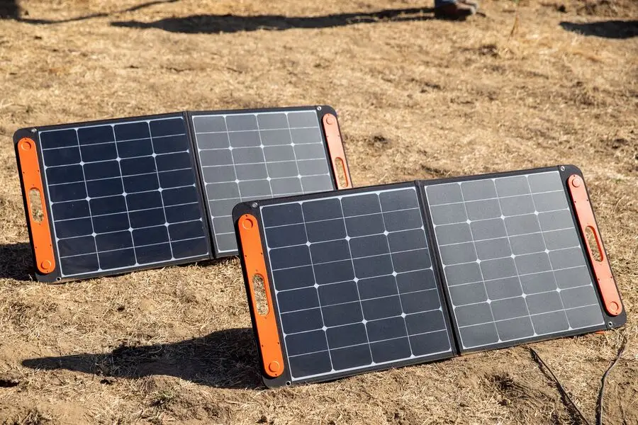 Auf einem Feld platzierte faltbare Solarmodule