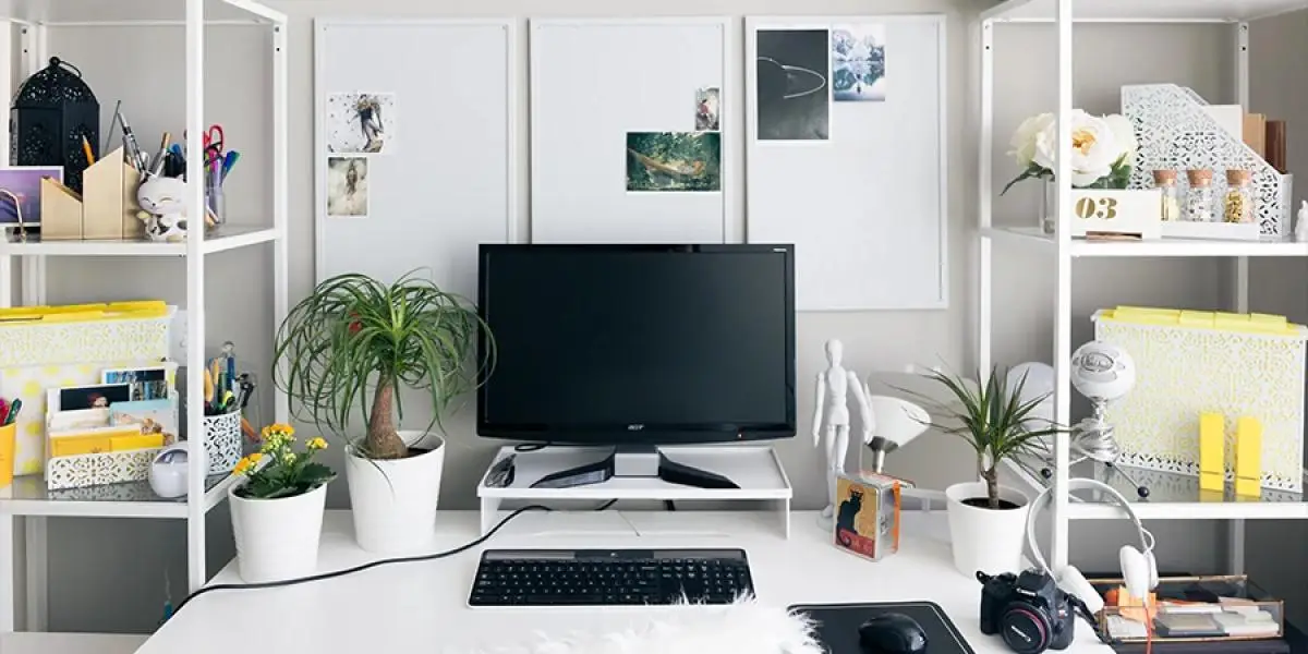 Accesorios de escritorio para crear un lugar de trabajo cómodo
