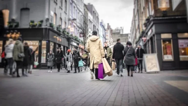 Los volúmenes de ventas minoristas en el Reino Unido en enero mostraron el mayor aumento mensual desde abril de 2021. Crédito: William Barton a través de Shutterstock.com.