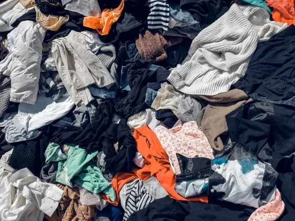 D’ici le 1er janvier 2025, les pays de l’UE devront proposer des collectes séparées de textiles destinés à être réutilisés, préparés à la réutilisation et au recyclage. Crédit : Shutterstock