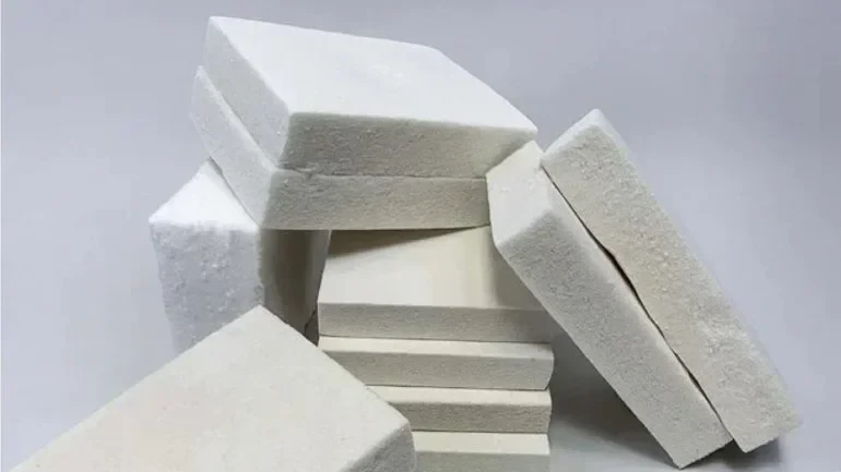 A espuma de madeira utiliza fibras de celulose derivadas de árvores, tornando-a facilmente reciclável junto com embalagens à base de papel. Crédito: Stora Enso.