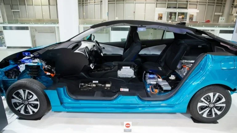 Toyota Prius Prime – tam hibrit bir elektrikli otomobil. Kredi bilgileri: Karolis Kavolelis / Shutterstock