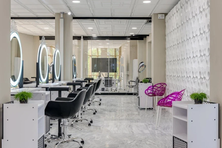 Intérieur du salon avec fauteuils de beauté