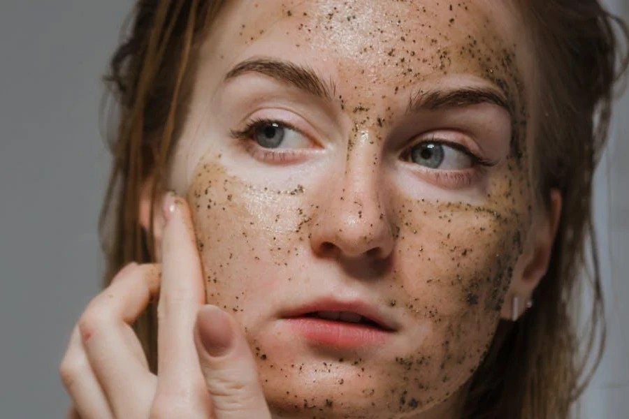 Senhora usando uma esfoliação facial