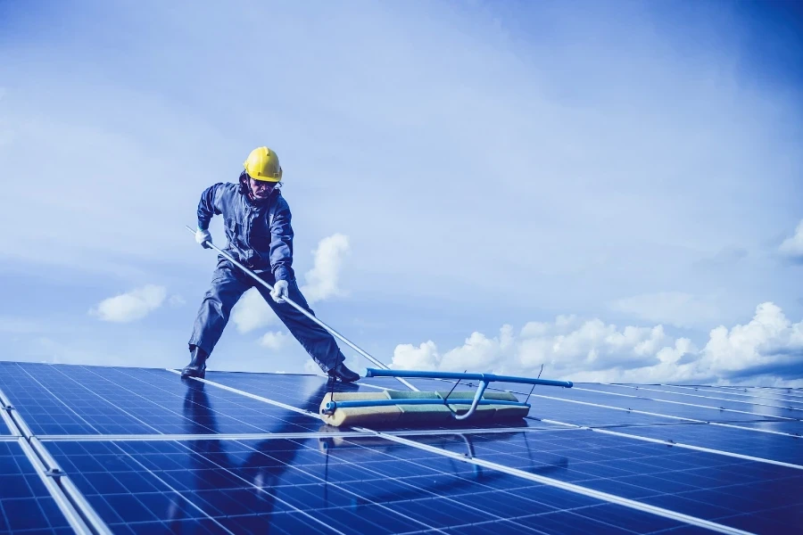 Hombre limpiando un panel solar